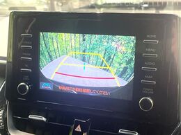 【バックカメラ】駐車時に後方がリアルタイム映像で確認できます。大型商業施設や立体駐車場での駐車時や、夜間のバック時に大活躍！運転スキルに関わらず、今や必須となった装備のひとつです！
