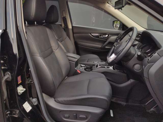 納車前には当社整備工場にてディーラー整備士が、12ヶ月点検又は車検整備を実施。安心してお乗り頂けるようお渡しさせて頂きます。