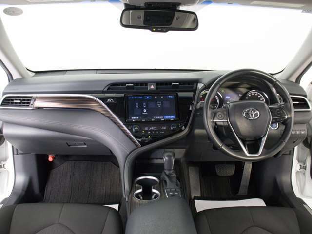 禁煙車です！室内は嫌なニオイも無く、すごく綺麗な状態です！禁煙車・・特にセダンタイプのお車では少ないですよね！！タバコのニオイが苦手なお客様必見です！快適にご乗車頂けます！！