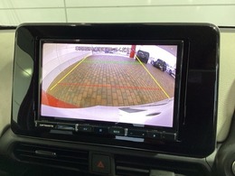 リバースギアに入れるだけで後方の表示へ切り替わります。夜間や雨の日の駐車も楽になりますよ。
