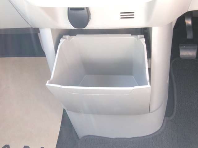 センター足元にも、CDなど小物が入るスペースがございます。