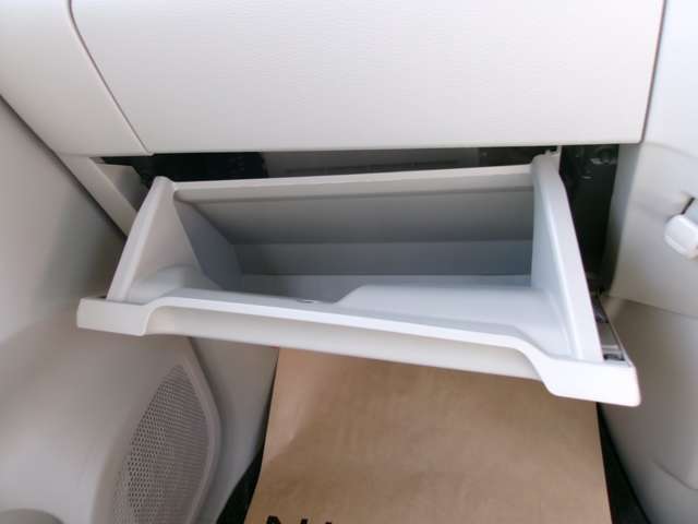 車検証ブックや小物などが収納できるスペースがあります。