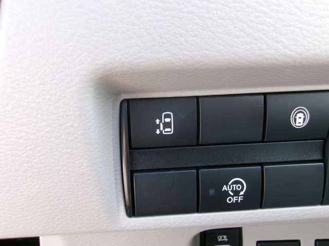 助手席側オートスライドが装備されております。運転席からもボタン1つで操作出来ます。