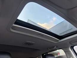 人気オプションのサンルーフ装備車になります♪ガラスを開ければ解放感◎♪車内の換気も簡単に行えて便利な装備です♪