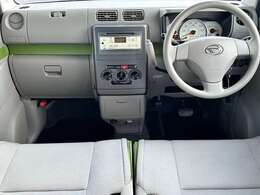 すっきりシンプルなインパネ周りです♪