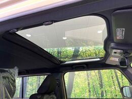 【ガラスルーフ】ガラスルーフ搭載で車内の解放感が一気にアップ！開放的なドライブをお楽しみいただけます。
