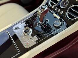 ピアノブラックトリム　クロムピンストライプ　シングル3スポークステアリング（ヒーター付き）　コントラストステッチ　ディープパイルオーバーマット