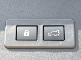 【パワーバックドア】スマートキーや運転席のボタンを押すだけでリアゲートが自動で開閉します！荷物を持っている時や、高い位置にあるバックドアを閉める際に便利な機能です♪