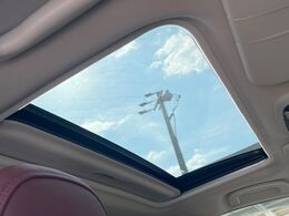 【サンルーフ】開放感たっぷりの希少装備、サンルーフが装着されています！車内に明かりを取り入れたり景色を楽しむ以外にも、車内の空気も簡単に換気できて快適です！