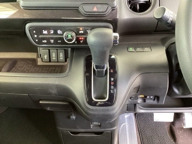 足元スッキリ、インパネシフトです。パーキングブレーキはフットブレーキタイプなので、運転席と助手席の間がスッキリしています。