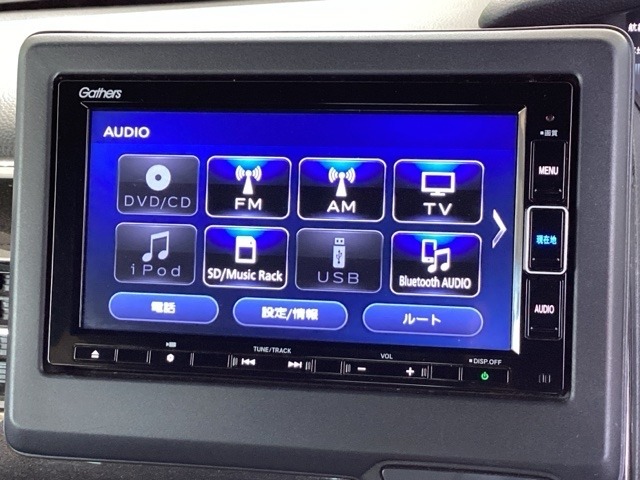 ナビ機能だけでなく、ミュージックサーバー、Bluetooth、フルセグテレビ、DVDとCD再生など、オーディオ機能がついています。