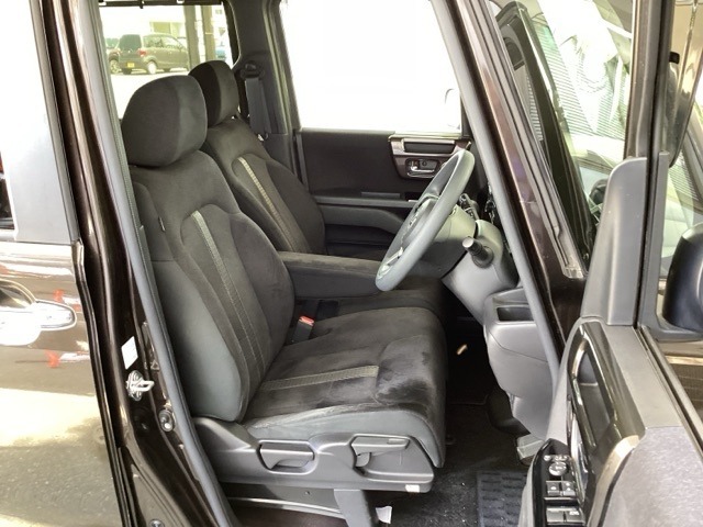 フロント広々、ベンチシートの運転席は、ハイトアジャスターが付いているので、快適にドライブができます。ハンドルはチルトステアリングで、ハンドル位置を上下に調節できます。