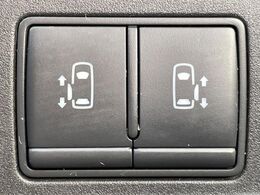 【ハンズフリー機能付き両側パワースライドドア】スライドドアの下に足先を入れてすぐ引くと、自動的にスライドドアが開閉します！荷物で両手がふさがった状態でも、ドアの開閉ができてとっても便利！