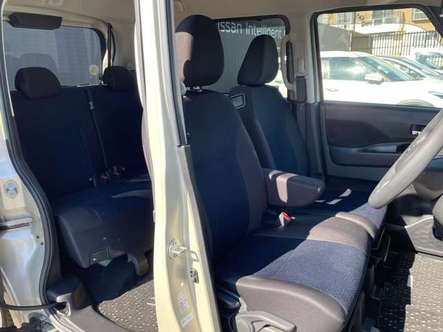 運転席は座り心地が良く快適にドライブをしていただけます。