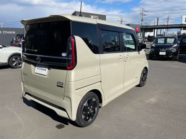 後部ガラスにはプライバシーガラスが装備されており不快な紫外線や日差しからお肌を守ってくれますので安心です。