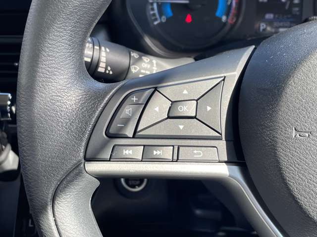 ステアリングスイッチも付いておりますので、運転中でも音量の変更など可能です。
