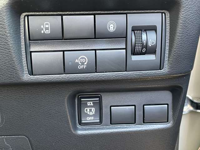 左側電動スライドドアも付いておりますので、老若男女問わず乗り降りし易いです。