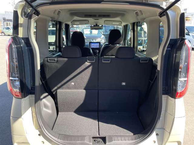 後席は左右それぞれでリクライニング調整も可能です。