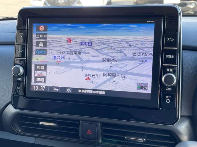 日産純正のカーナビが付いておりますので知らない所でもサポートしますので安心ですね。色々な機能でドライブも快適ですね。