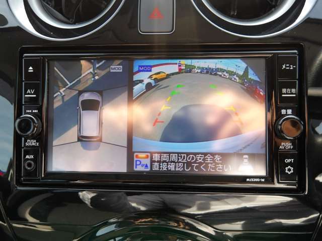 アラウンドビューモニター。空の上から見下ろすような視点でスムース駐車。