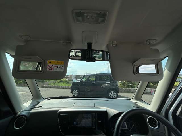 小さい鏡もついていますので、ちょっとしたお化粧直しにも★