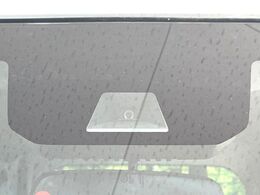 【ホンダセンシング】走行中に前方の車両等を認識し、衝突しそうな時は警報とブレーキで衝突回避と被害軽減をアシスト。より安全にドライブをお楽しみいただけます。