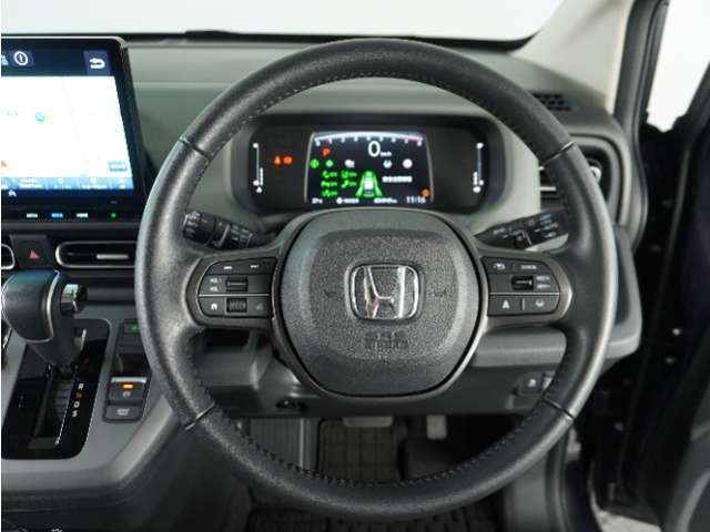 【Honda SENSING】 カメラ等装置で精度の高い検知能力を発揮、安全運転を支援します。ステアリング上のコントローラーに注目！