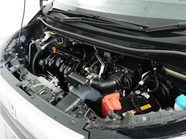 エンジンは車の心臓部分です。このエンジンルームが汚いとトラブルの基になります。当店は専用の液剤を使って徹底的に綺麗にします。