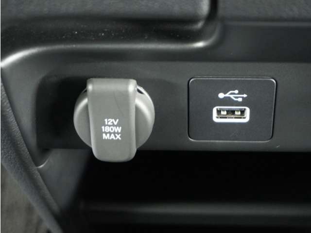 スマートフォンの充電等にも便利な電源ソケットも使いやすい場所に装備されています。