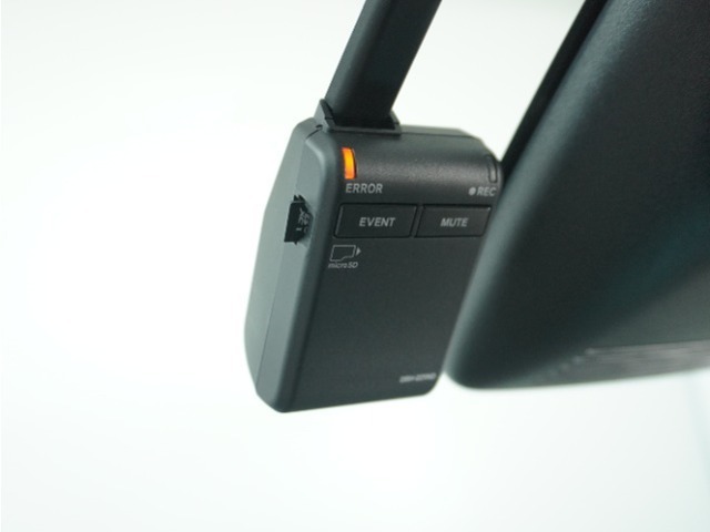 ◆ドライブレコーダー◆映像・音声などを記録する自動車用の装置です。　もしもの事故の際の記録はもちろん、旅行の際の思い出としてドライブの映像を楽しむことができます。