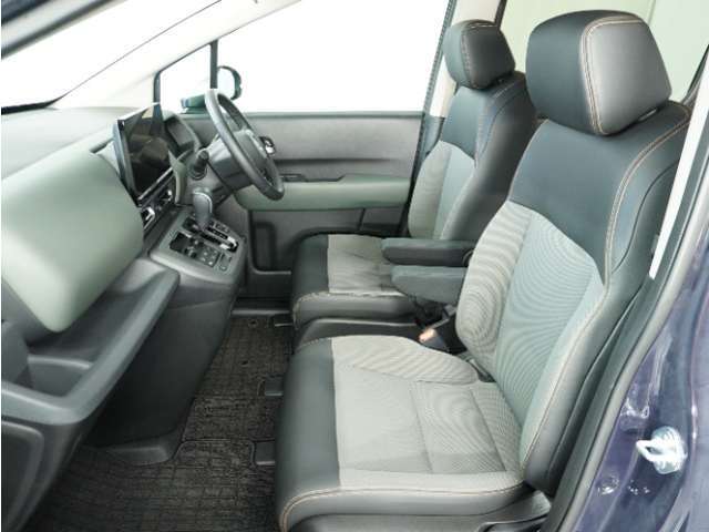 運転席と助手席は足元が繋がっているので自由に行き来しやすいので駐車場が狭いときでも助手席側からスムーズに乗り降りできて便利！