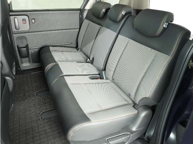 後部座席もゆったりくつろげます。長時間のドライブも楽々！楽しさは道中の車内から始まっています！このベンチシートに座って、みんなで和気あいあい盛り上がりましょう！