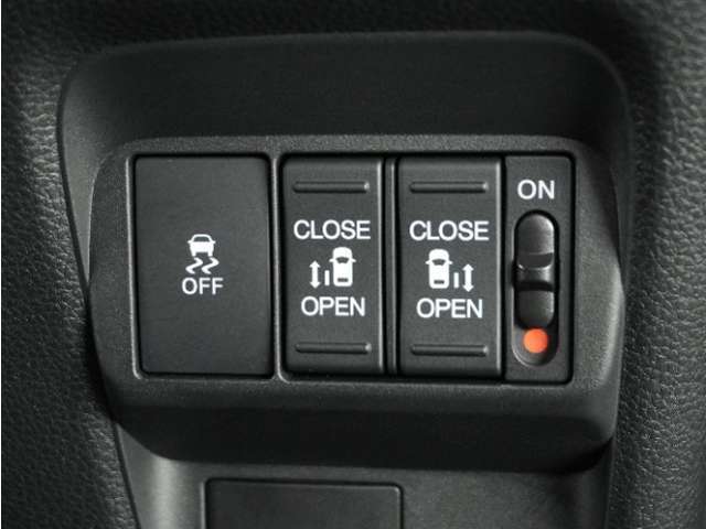 ◆電動スライドドア◆狭い駐車場でも乗り降りが楽々♪お子様が隣の車にドアを当ててしまう心配もございません！小さなお子様連れの方もこれで安心。