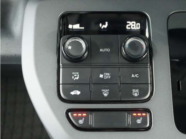 ◆オートエアコン装備◆　お好みの温度を設定をするだけで、後は、自動で風量を調節してくれます！快適にドライブが楽しめます。