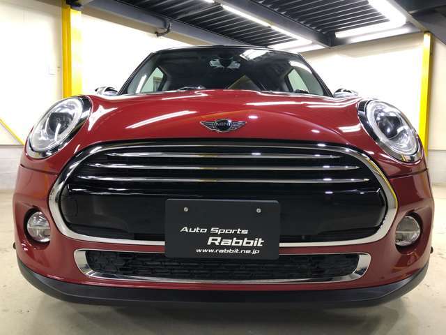 第三世代F型ミニは、第一、第二世代より大幅なグレードアップをし、「車」としてとても熟成された性能を持ったお車です。それでも乗り味や遊び心といった部分を損なわず、魅力的な車に仕上がっております！