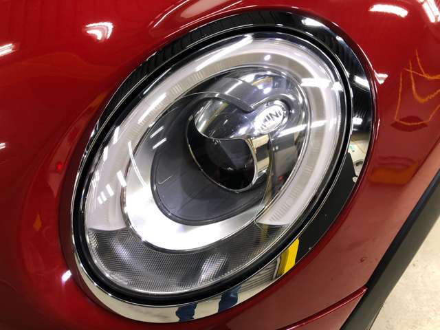 ヘッドライトレンズの劣化がネックの現代の車ですがミニも例外ではございません。綺麗な状態を維持するためにもオプションのヘッドライトフィルム施工を強くお勧め致します！