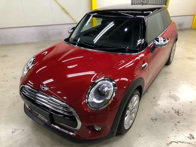 ユニオンジャックテールへの変更や他グレードのアルミホイールの交換などで雰囲気ガラッと変わります♪カスタムで遊べるのもMINIの魅力ですね♪
