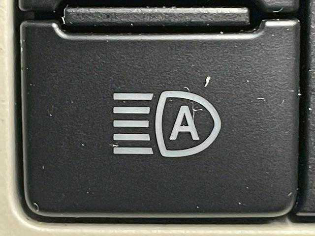 【オートマチックハイビーム】ハイビーム・ロービームをカメラで自動検知し自動で切り替えくれる便利な機能です。