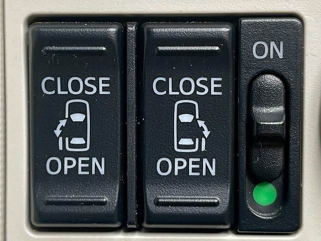 【両側電動スライドドア】運転席よりボタンひとつで開閉可能なスライドドアです。雨の日のお迎えの時など役立ちますね。