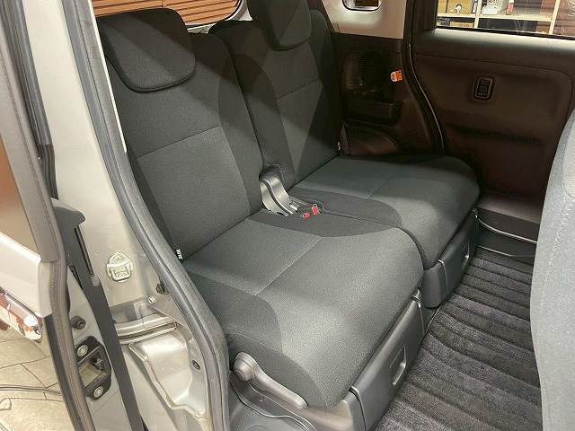 セカンドシートは大人二人が乗っても十分なスペースが確保されております。各種「室内除菌抗菌コーティング」「室内クリーニング」も取り揃えておりますよ。