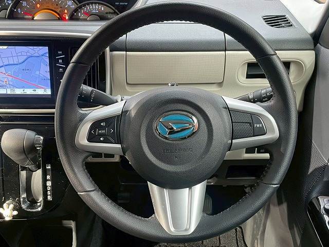 【ステアリングスイッチ】を装備しております。オーディオ操作をハンドルで行うことが可能です。