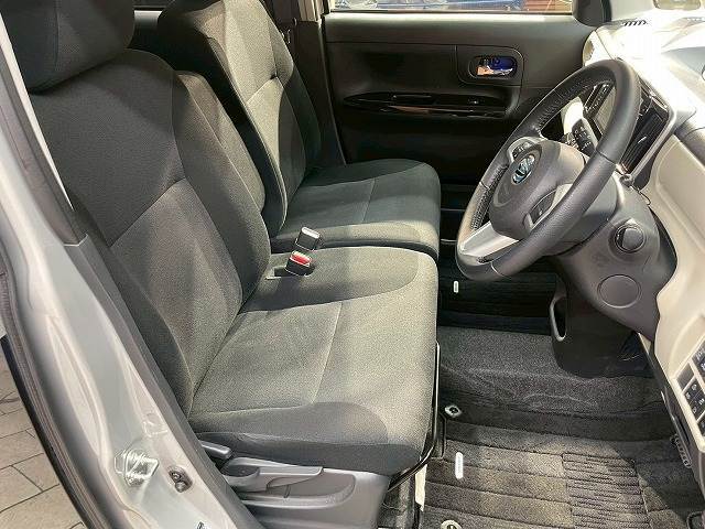 各ブランドのシートカバー取り扱っております、また弊社オリジナルフロアマットもございます。自慢の愛車をアレンジしましょう☆