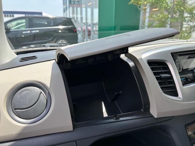 【グローブボックス】たくさん収納スペースがついてます♪車にあったら便利なグッズの収納スペースにも困りません！