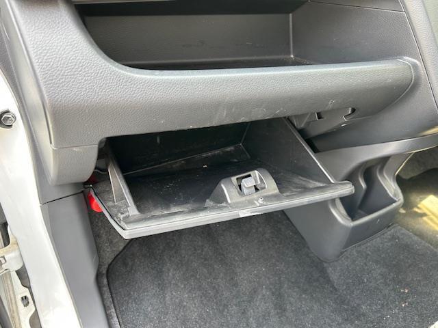 【グローブボックス】たくさん収納スペースがついてます♪車にあったら便利なグッズの収納スペースにも困りません！