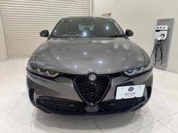 Alfa Romeoを象徴するスクデット（盾）を中心としたトライローブに、ブランド初採用の先進的なマトリクスLEDヘッドライトが特徴のフロントマスク