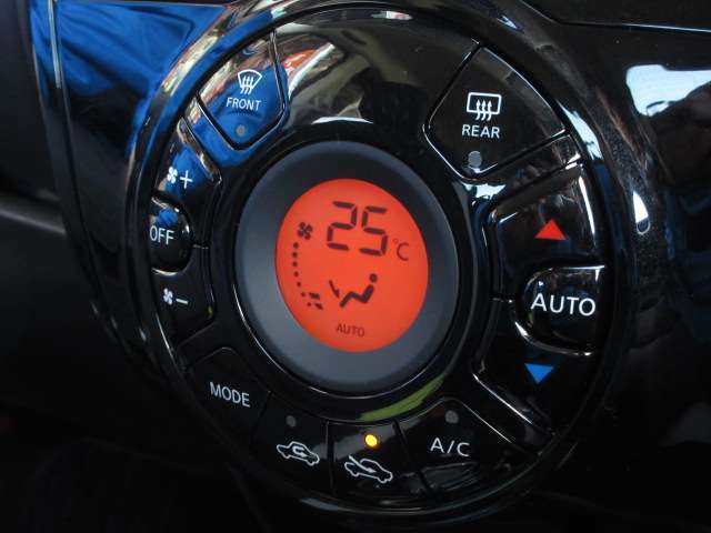 車内の空調はコレにお任せ！温度設定とスイッチ1つで年中設定温度に保つ便利なオートエアコンも装備しています！