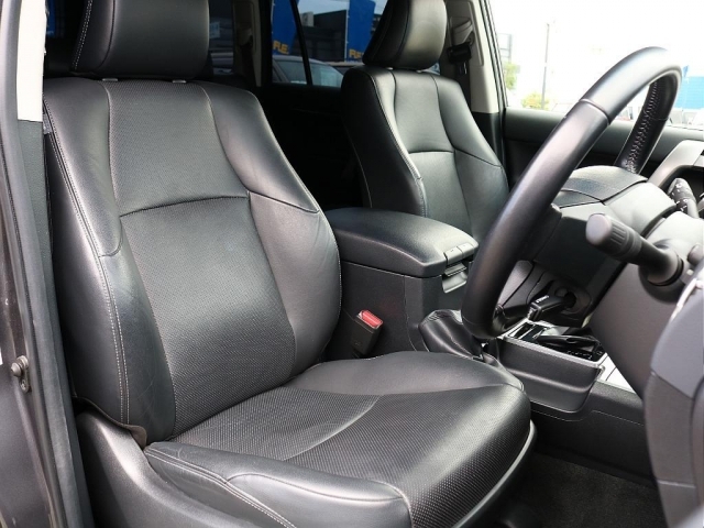 本革シート！ 使用頻度の高い運転席も状態良好です。