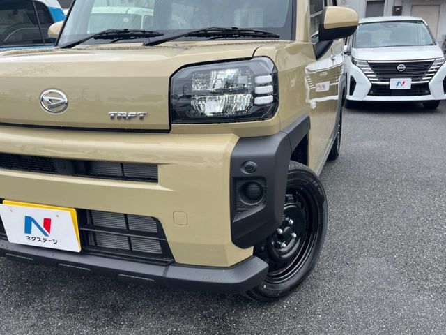 【LEDヘッドライト】悪天候や夜間走行時も良好な視界を確保し安心して運転できる高輝度LEDヘッドライトを装備！点灯速度が早く、消費電力も抑えられています。