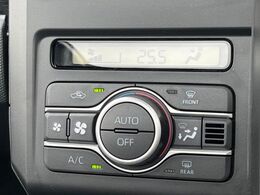 【オートエアコン】一度お好みの温度に設定すれば、車内の温度を検知し風量や温度を自動で調整。暑い…寒い…と何度もスイッチ操作をする必要はありません。快適な車内空間には必須の機能ですね♪