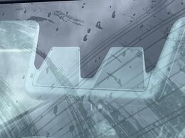 【スマートアシスト】走行中に前方の車両等を認識し、衝突しそうな時は警報とブレーキで衝突回避と被害軽減をアシスト。より安全にドライブをお楽しみいただけます。